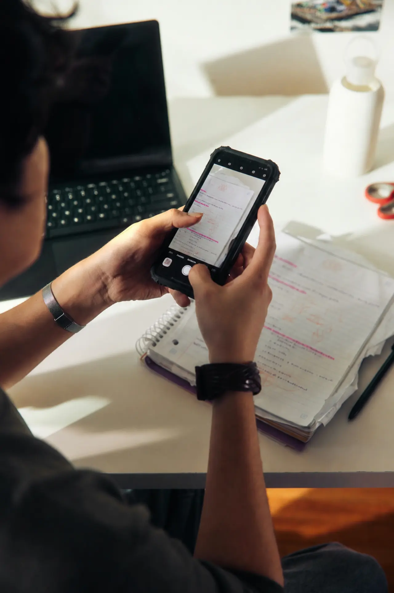 Adolescente travaillant sur son ordinateur portable
