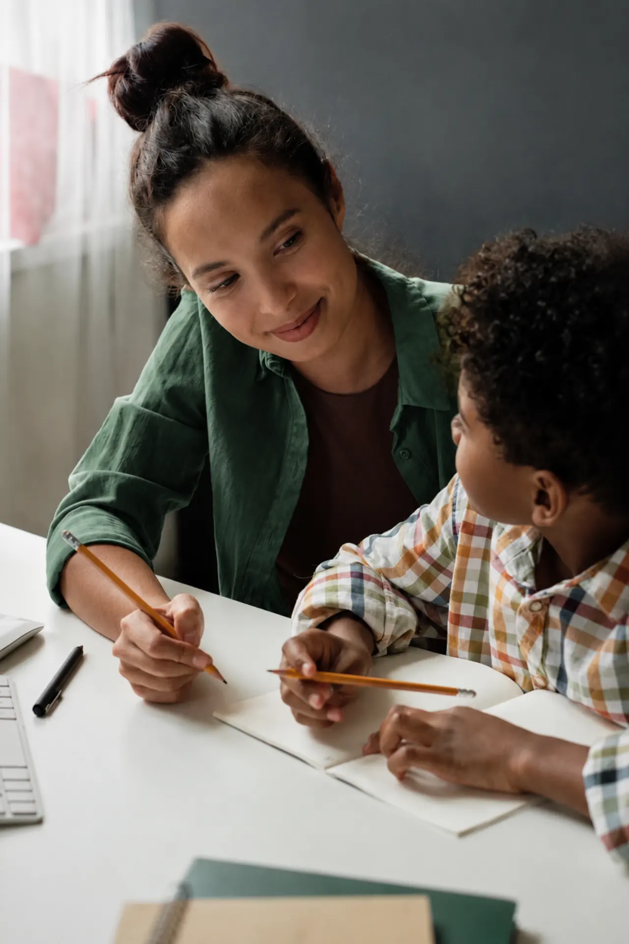 Parent et enfant regardant ensemble un écran
